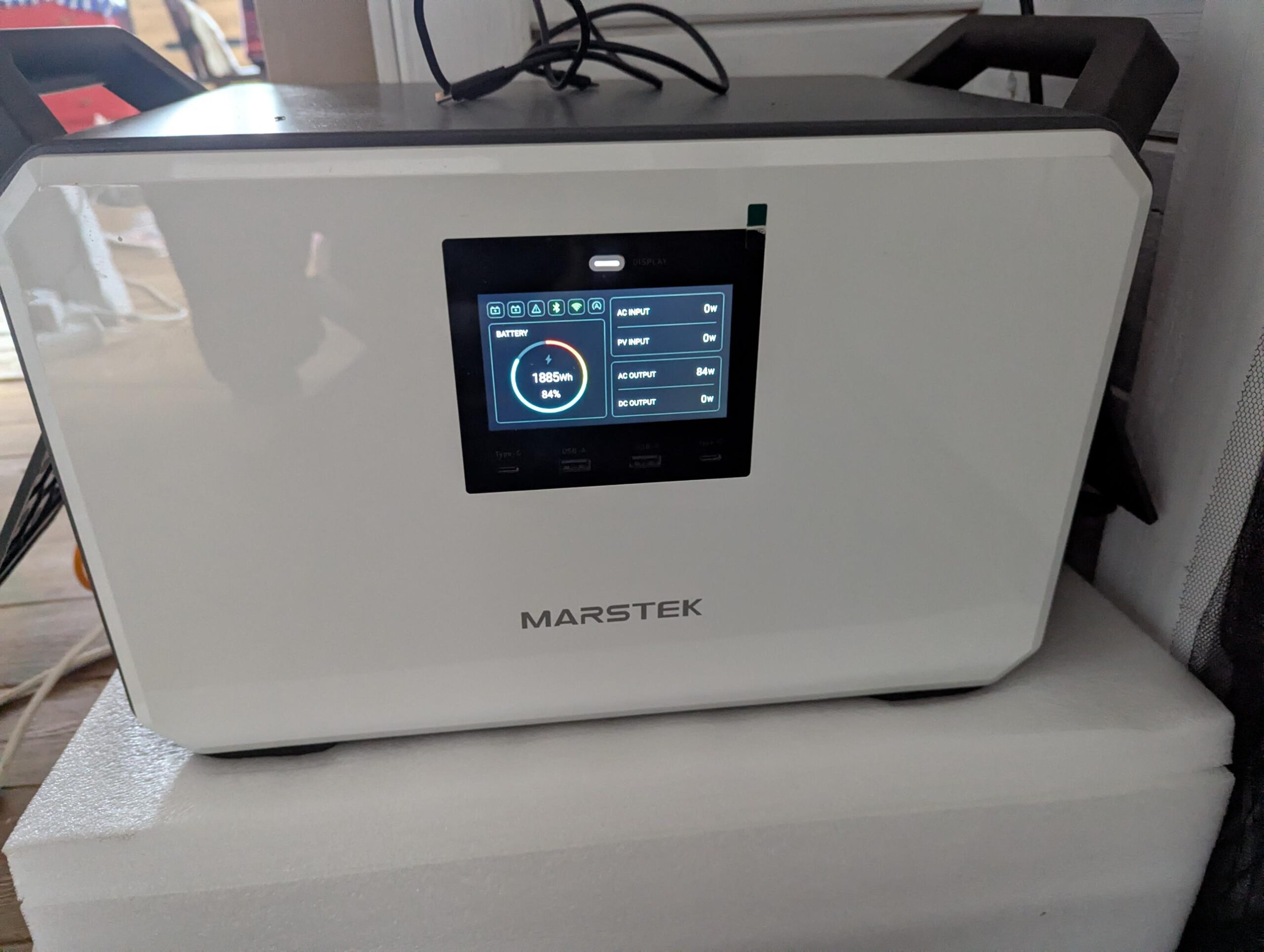 Зарядна станція MARSTEK M2200 на ділянці: на екрані 84% заряду (1885 Вт·год) і вихід змінного струму 84 Вт