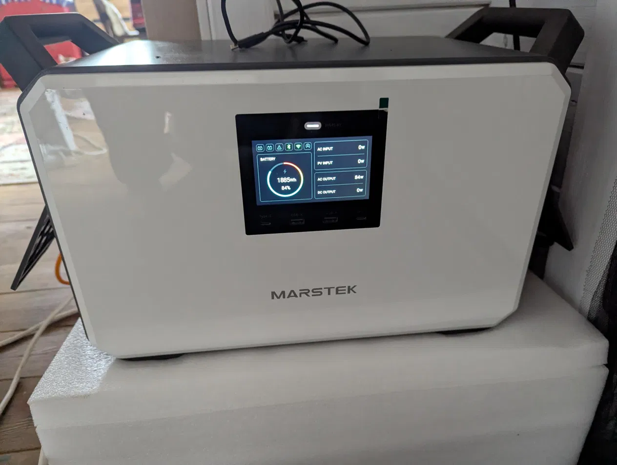Зарядная станция MARSTEK M2200 на участке: на экране 84% заряда (1885 Вт·ч) и выход переменного тока 84 Вт